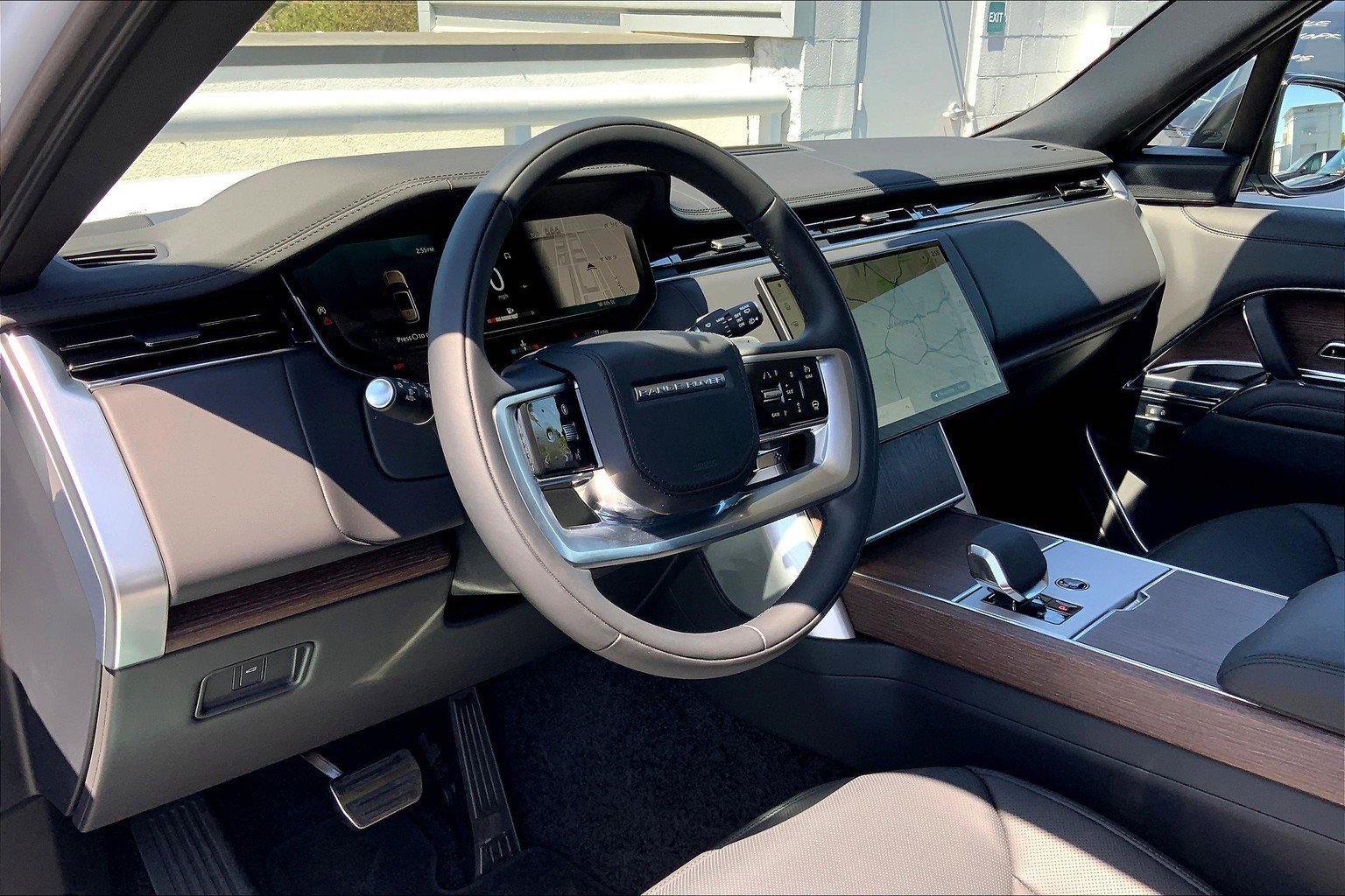 2025 Land Rover Range Rover SE photo 2