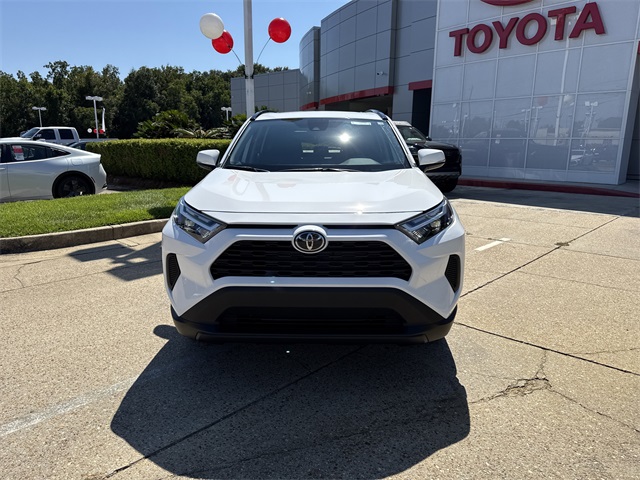 2025 Toyota RAV4 XLE photo 5