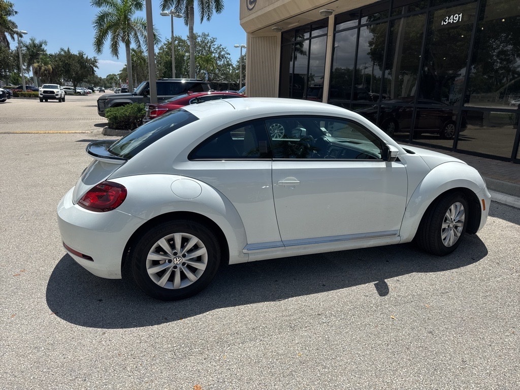 2019 Volkswagen Beetle S photo 2