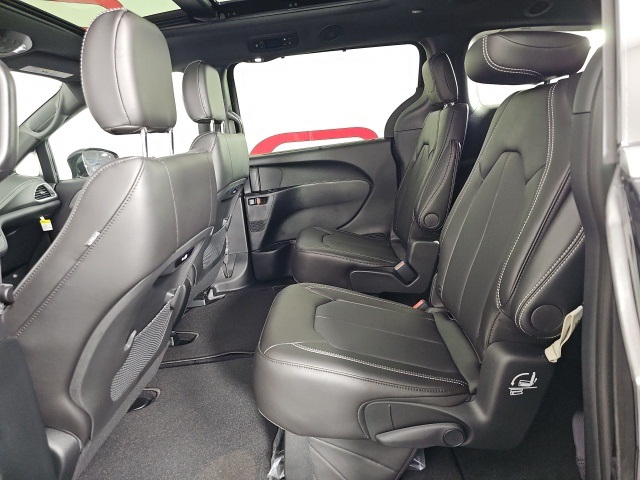 2026 Chrysler Pacifica photo 24