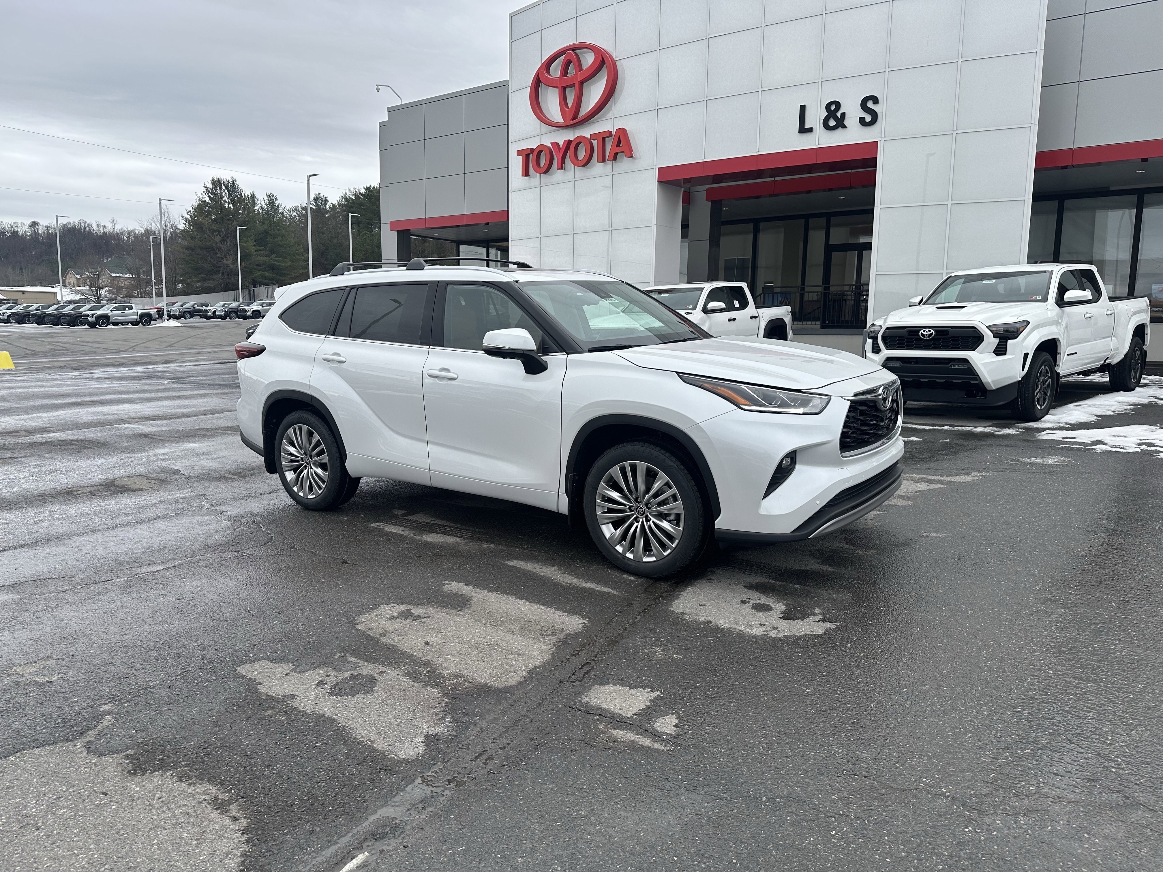 2026 Toyota Highlander XLE's photo