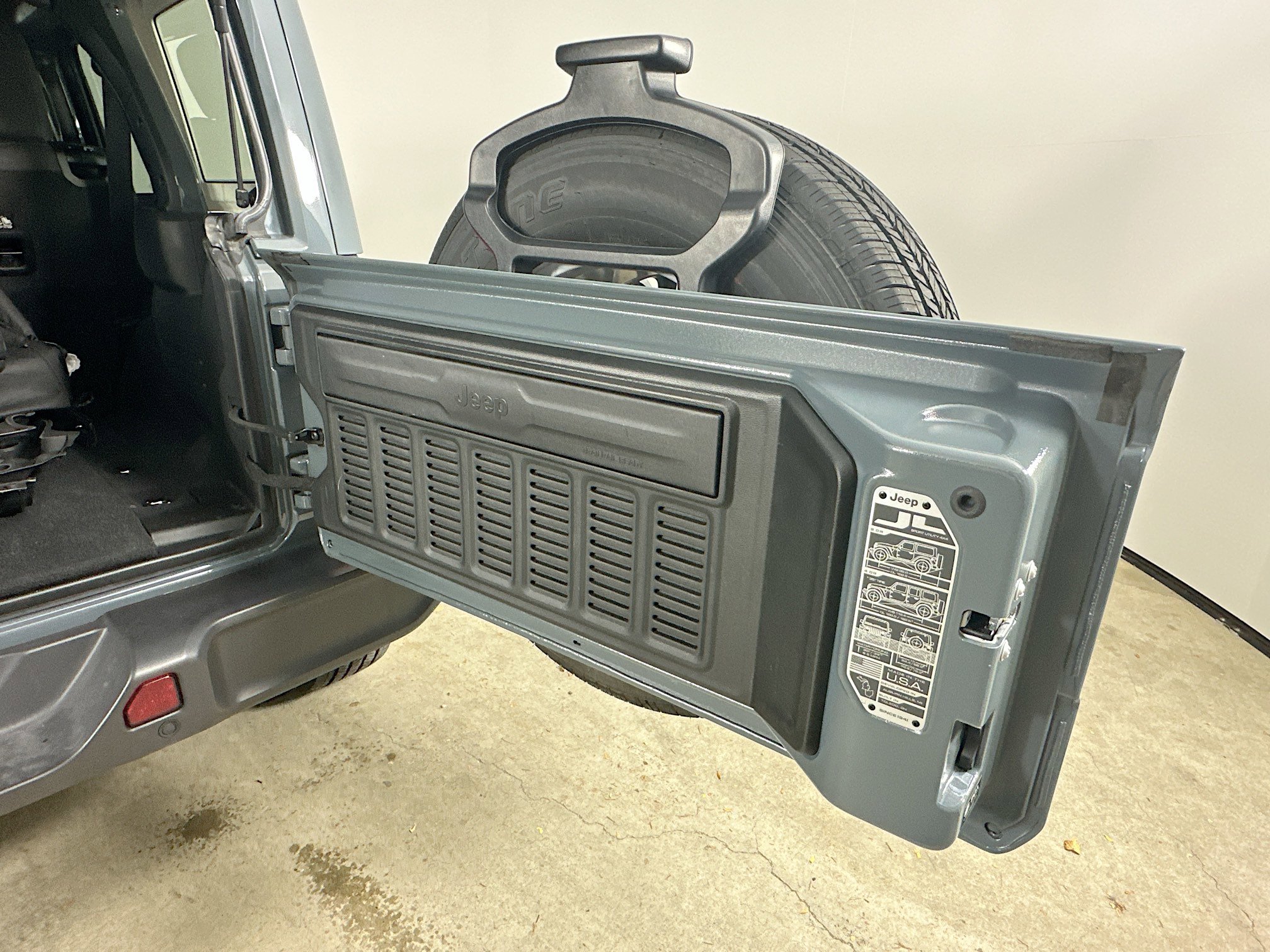 2024 Jeep Wrangler Sahara photo 34