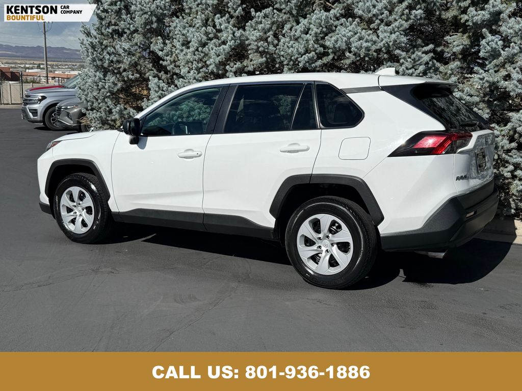 2024 Toyota RAV4 LE photo 5