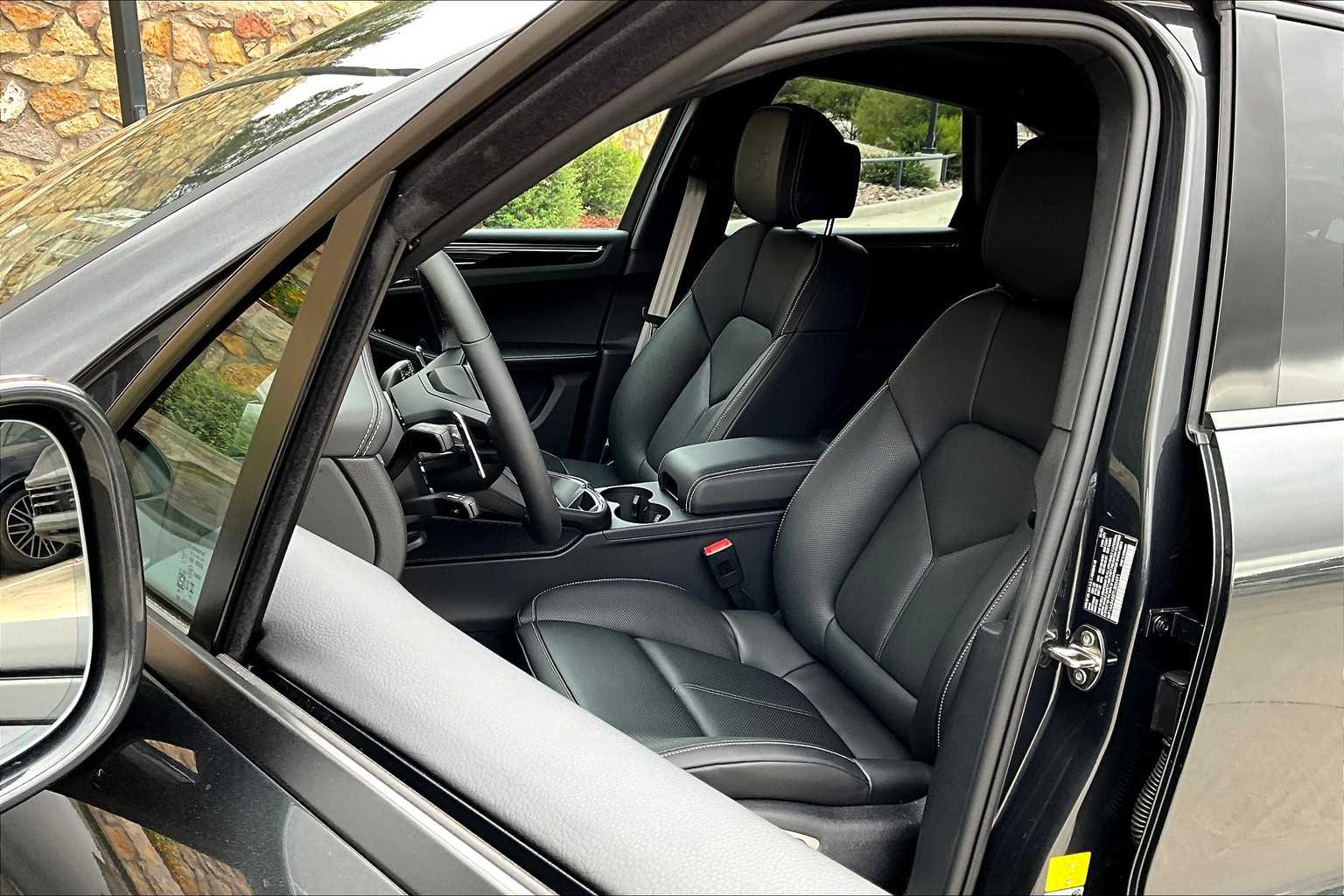 2026 Porsche Macan T photo 4