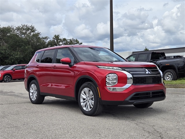 2025 Mitsubishi Outlander ES's photo