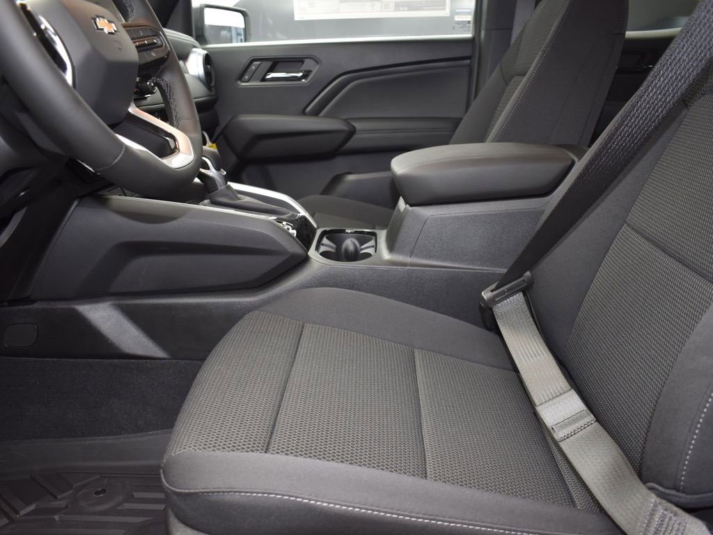 2024 Chevrolet Colorado LT photo 13
