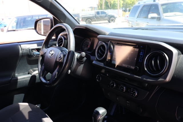 2017 Toyota Tacoma SR5 photo 18