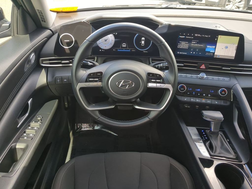 2023 Hyundai Elantra SEL photo 14