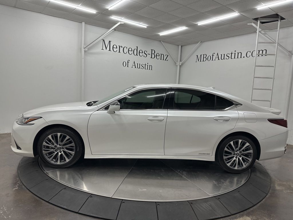 2021 Lexus ES 300h photo 4