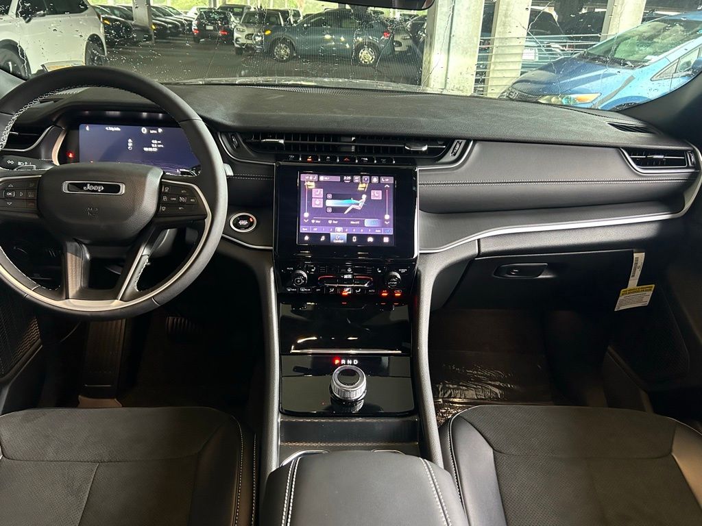 2025 Jeep Grand Cherokee Laredo Altitude photo 5
