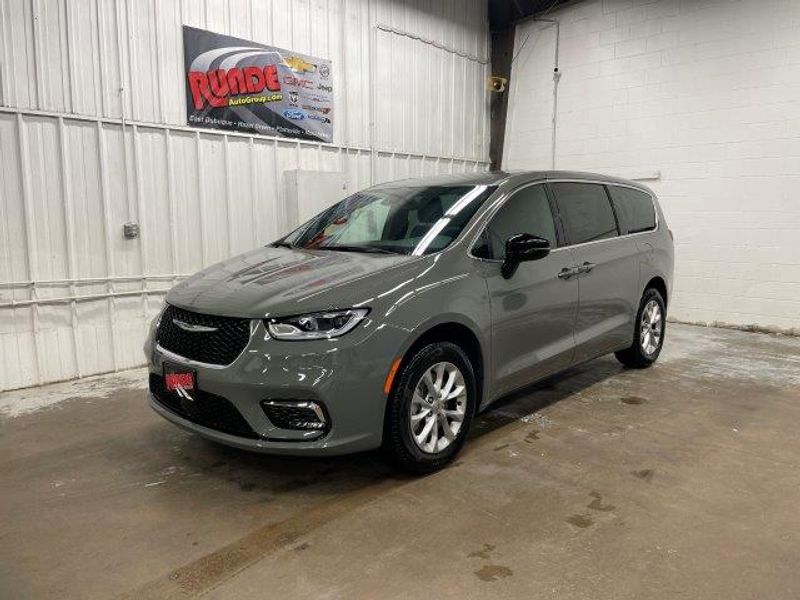 2025 Chrysler Pacifica Select's photo