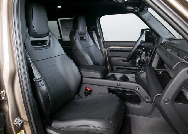 2025 Land Rover Defender 110 photo 3