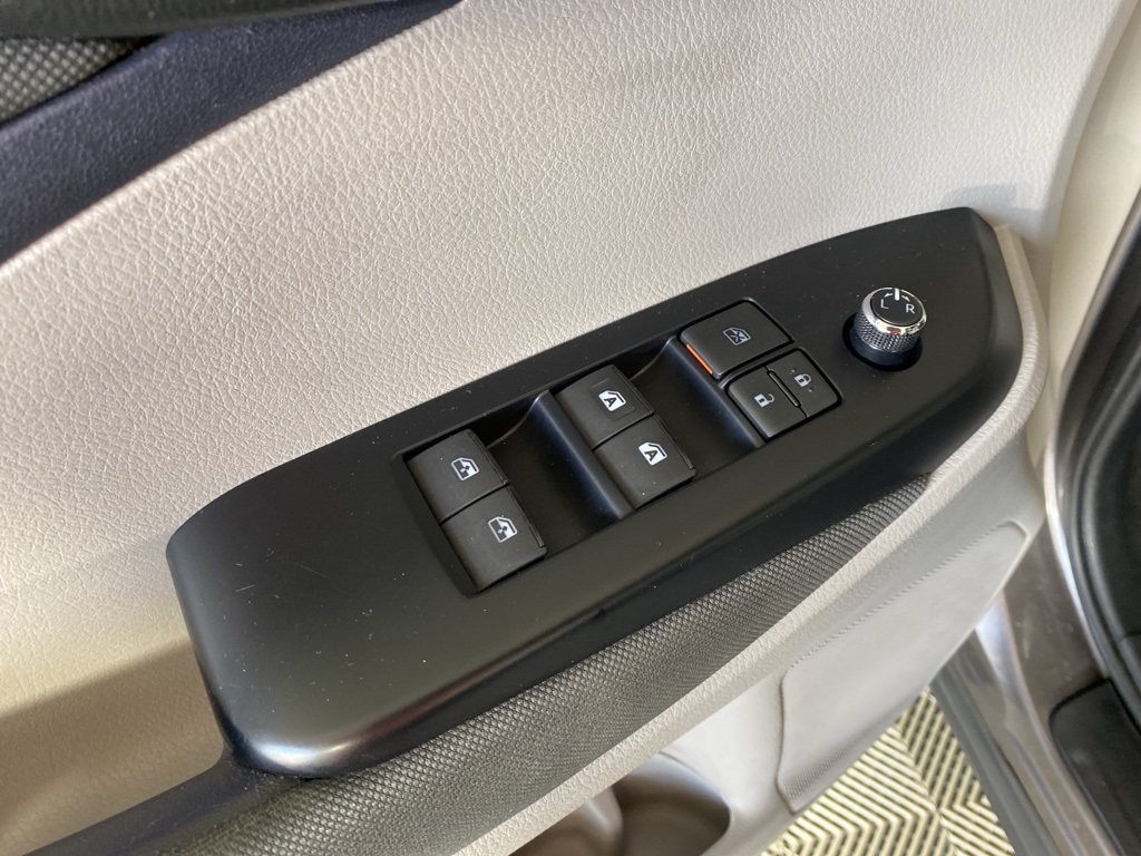 2018 Toyota Highlander LE photo 6