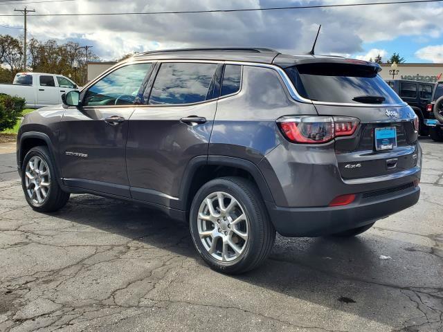 2022 Jeep Compass Latitude Lux photo 3