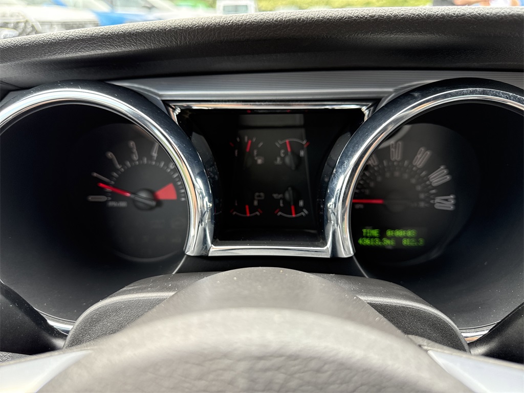 2005 Ford Mustang V6 Premium photo 15