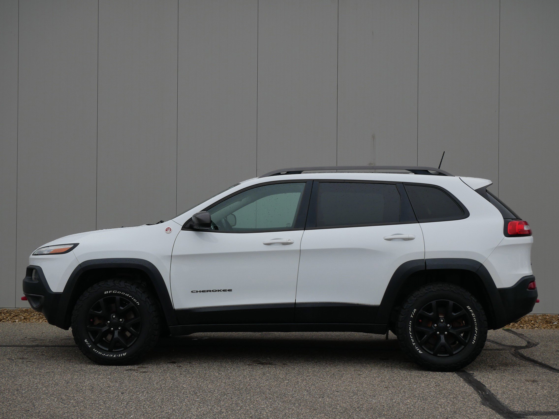Used 2016 Jeep Cherokee Trailhawk with VIN 1C4PJMBSXGW181729 for sale in Hastings, Minnesota