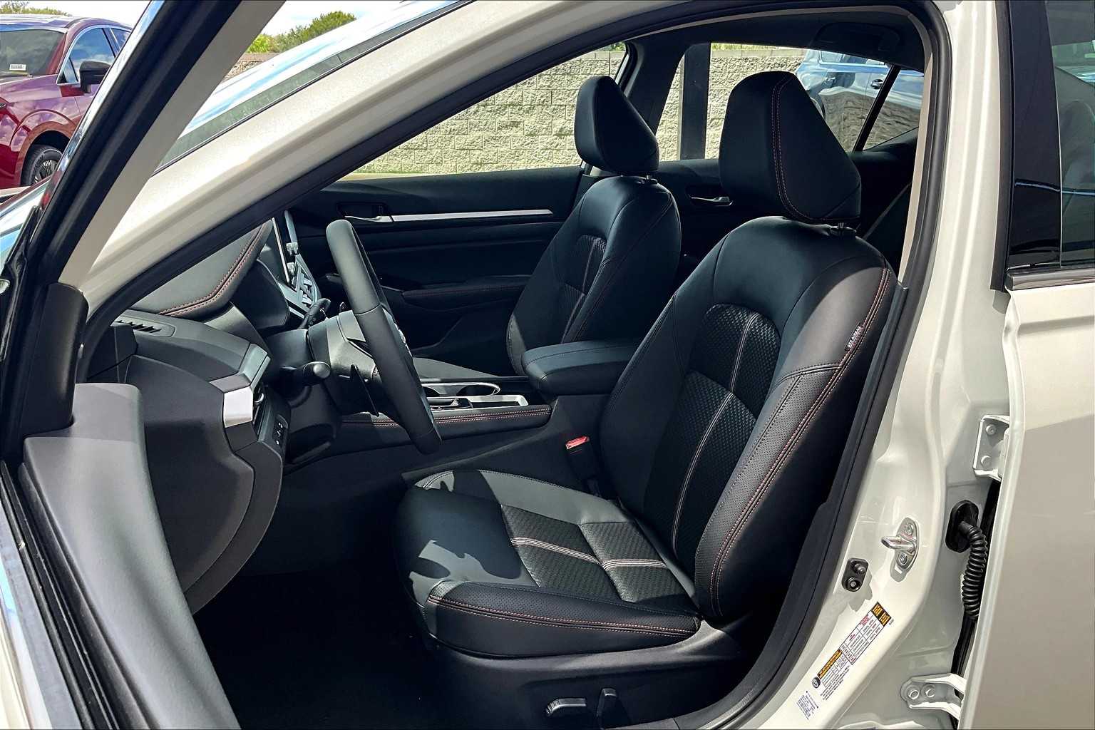 2025 Nissan Altima SR photo 13