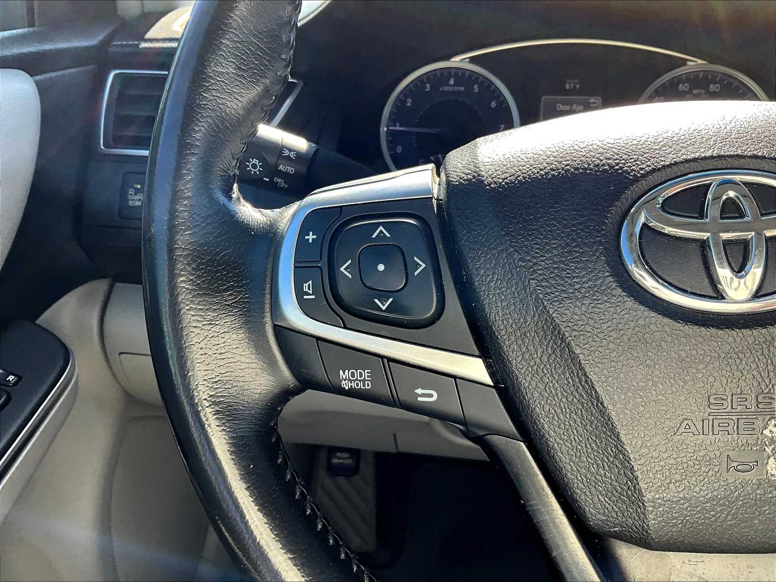 2016 Toyota Camry XLE photo 23