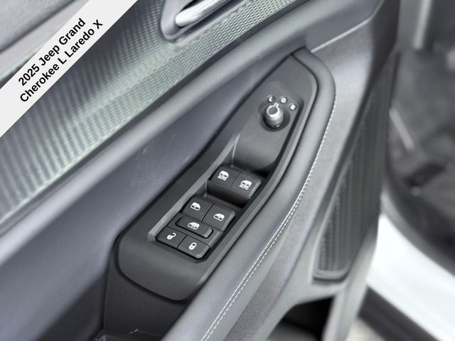 2025 Jeep Grand Cherokee Laredo X photo 17