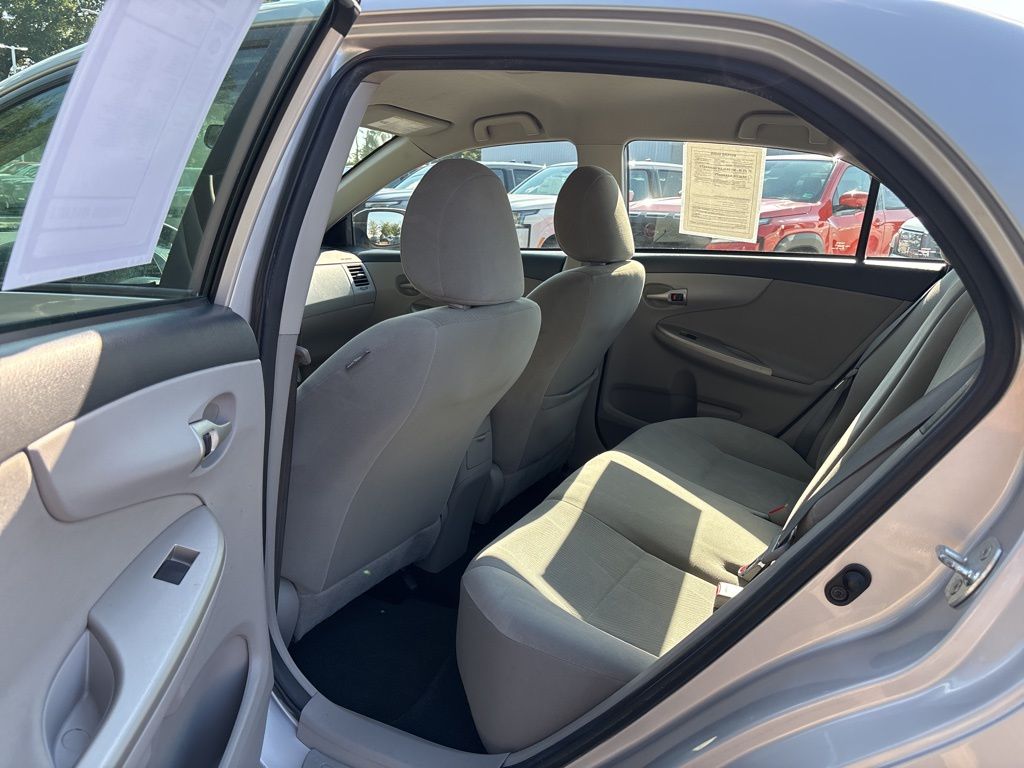 2012 Toyota Corolla LE photo 12