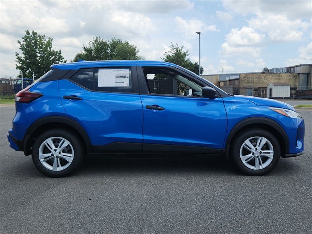 2025 Nissan Kicks Play S photo 2