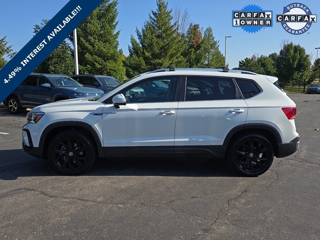 2022 Volkswagen Taos SE photo 2