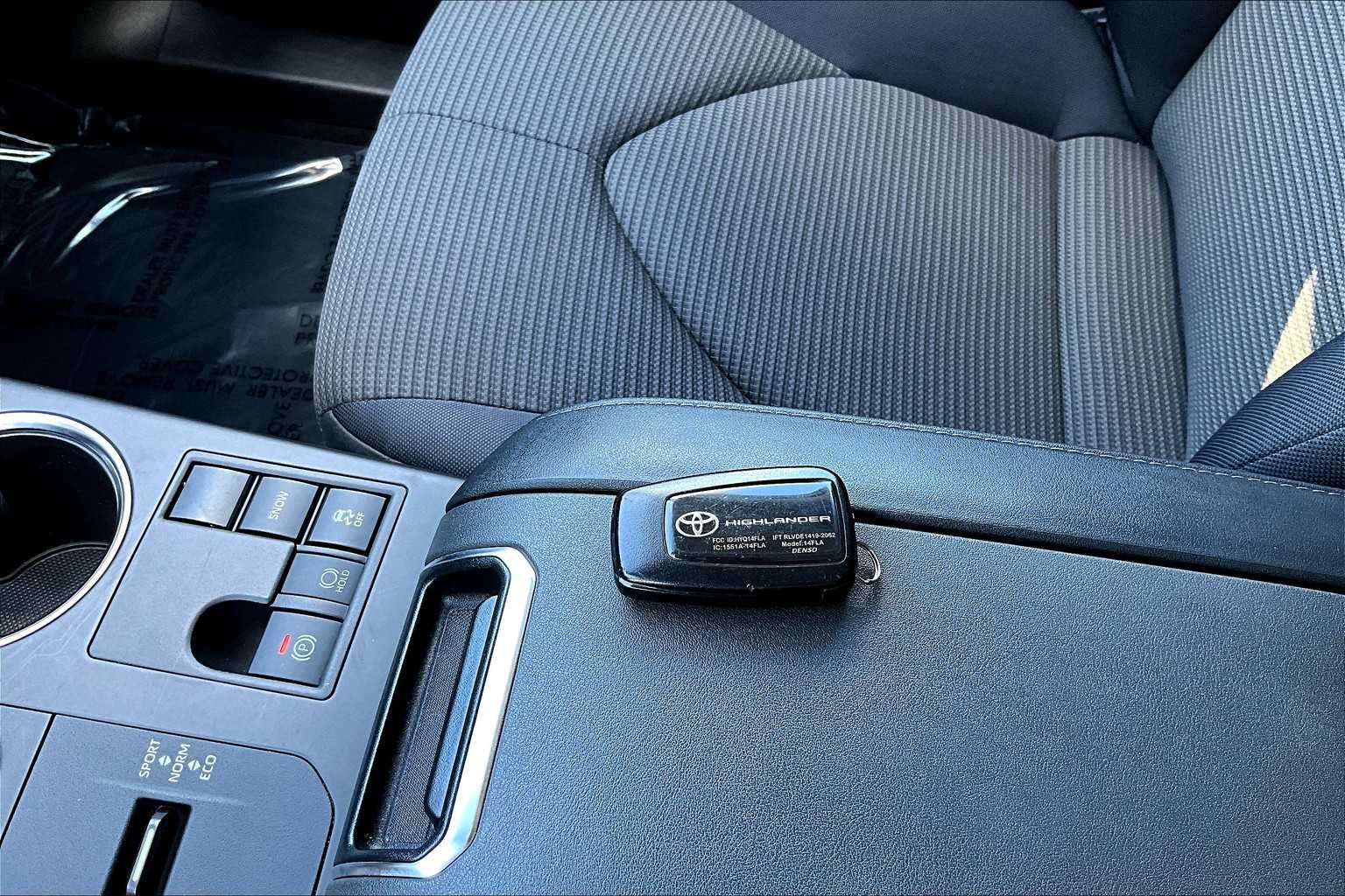 2023 Toyota Highlander LE photo 13