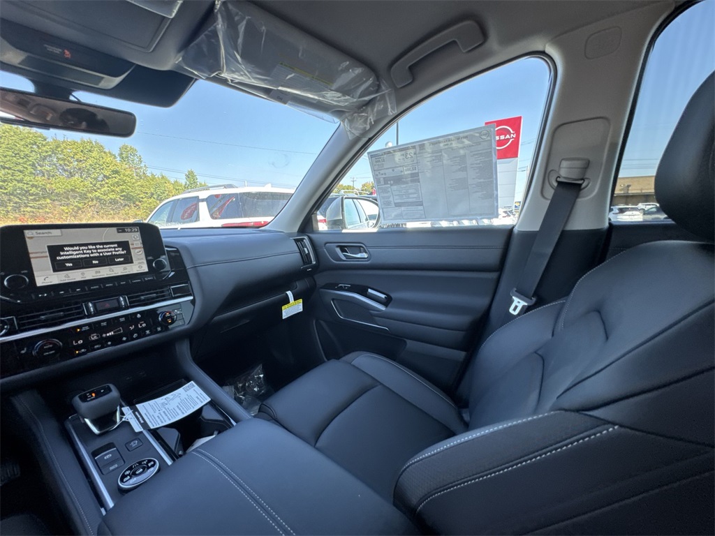 2025 Nissan Pathfinder SL photo 10