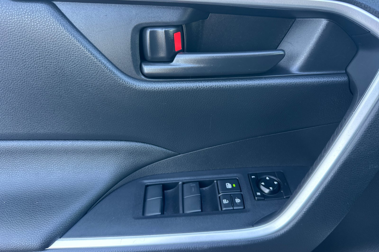 2023 Toyota RAV4 Hybrid LE photo 11