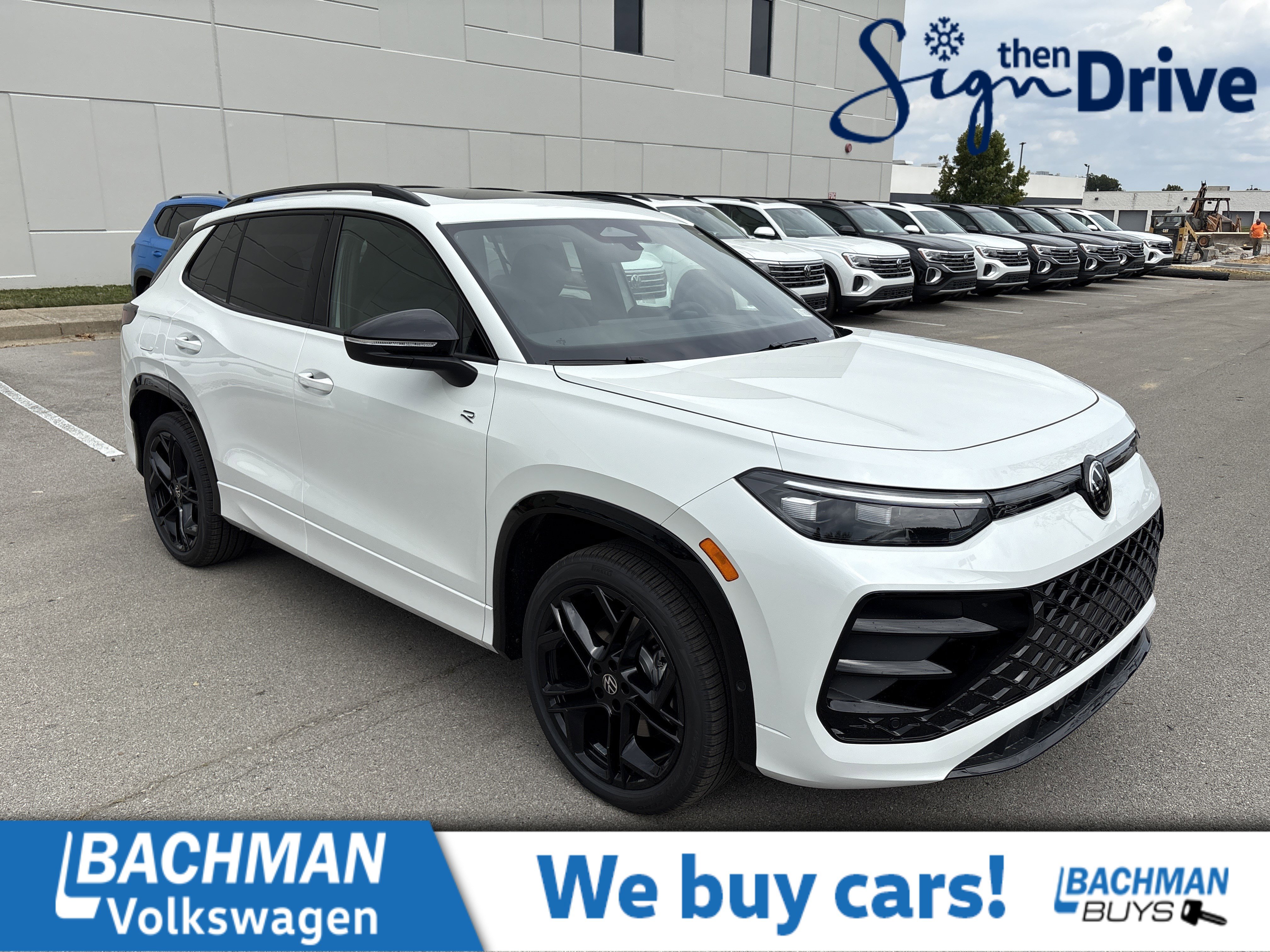 2025 Volkswagen Tiguan SE R-LINE BLACK's photo