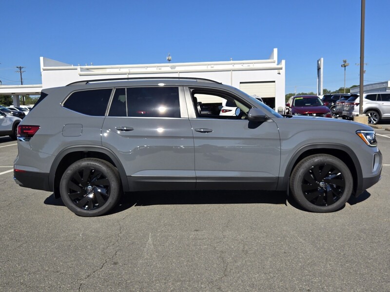 2026 Volkswagen Atlas SE Technology photo 2