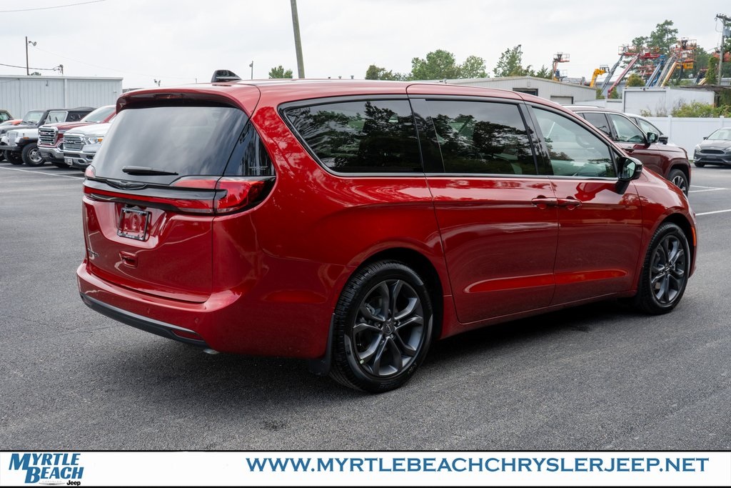 2026 Chrysler Pacifica photo 4