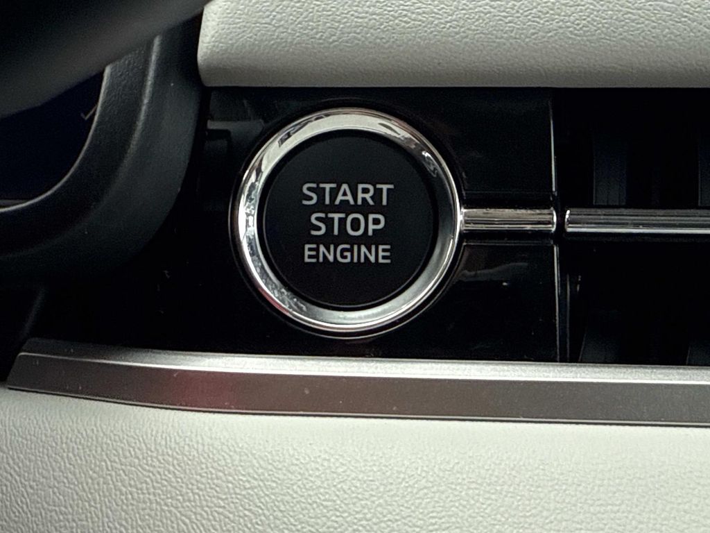 2025 Mitsubishi Outlander SEL photo 28