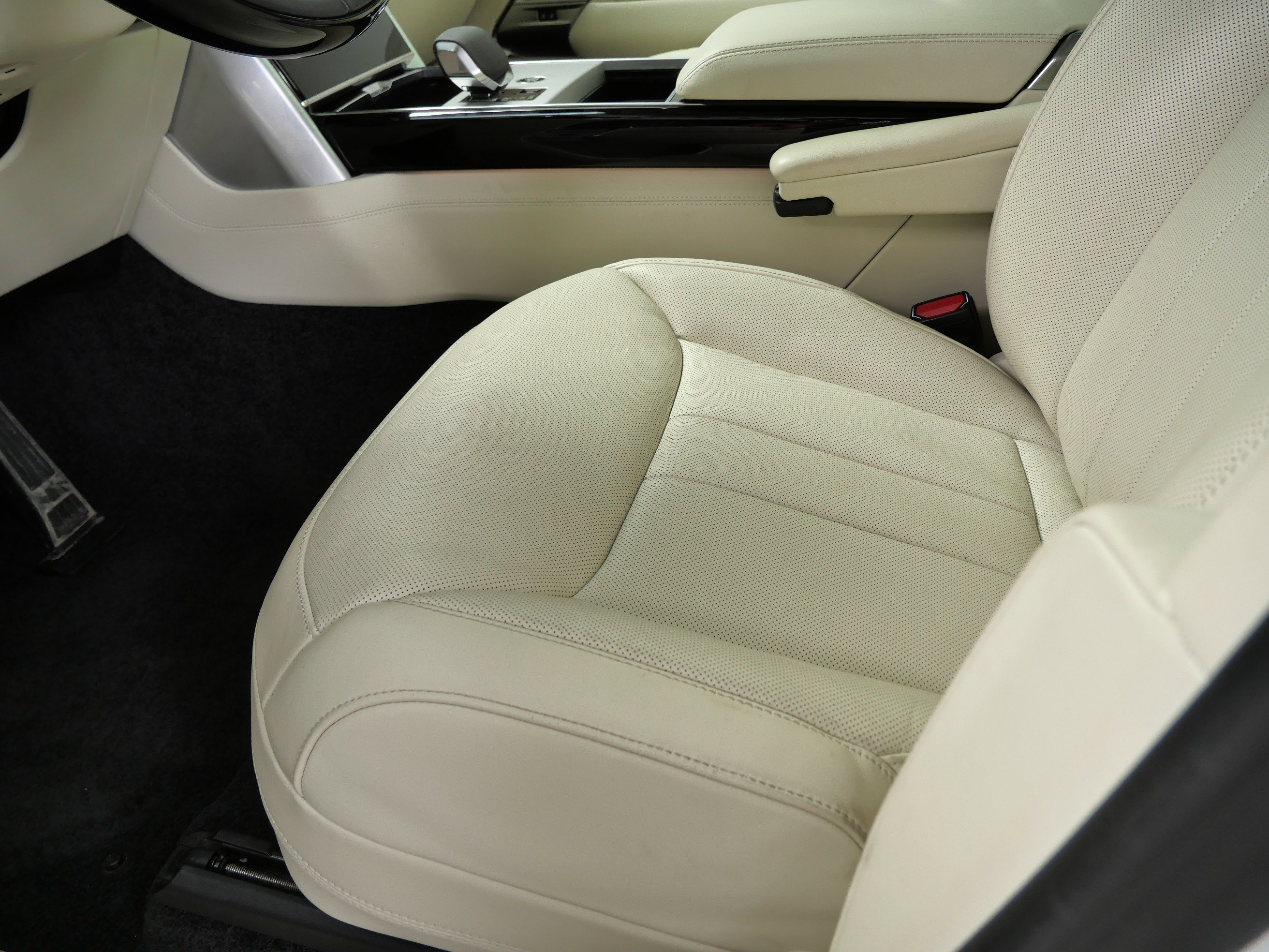 2024 Land Rover Range Rover SE photo 15