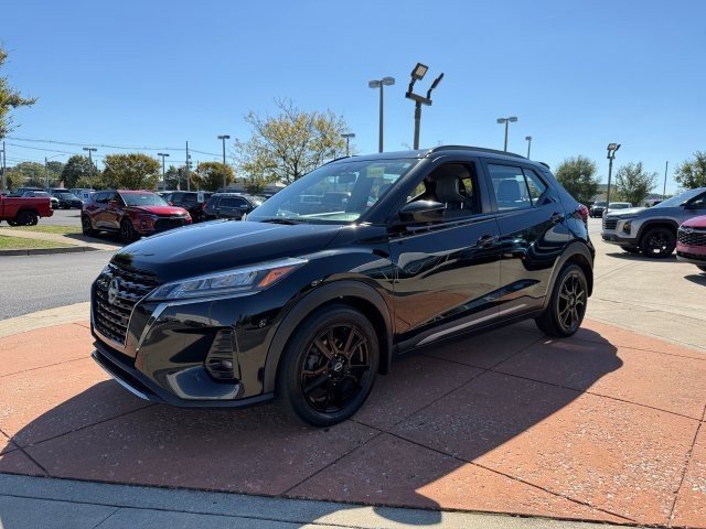 2022 Nissan Kicks SR photo 2