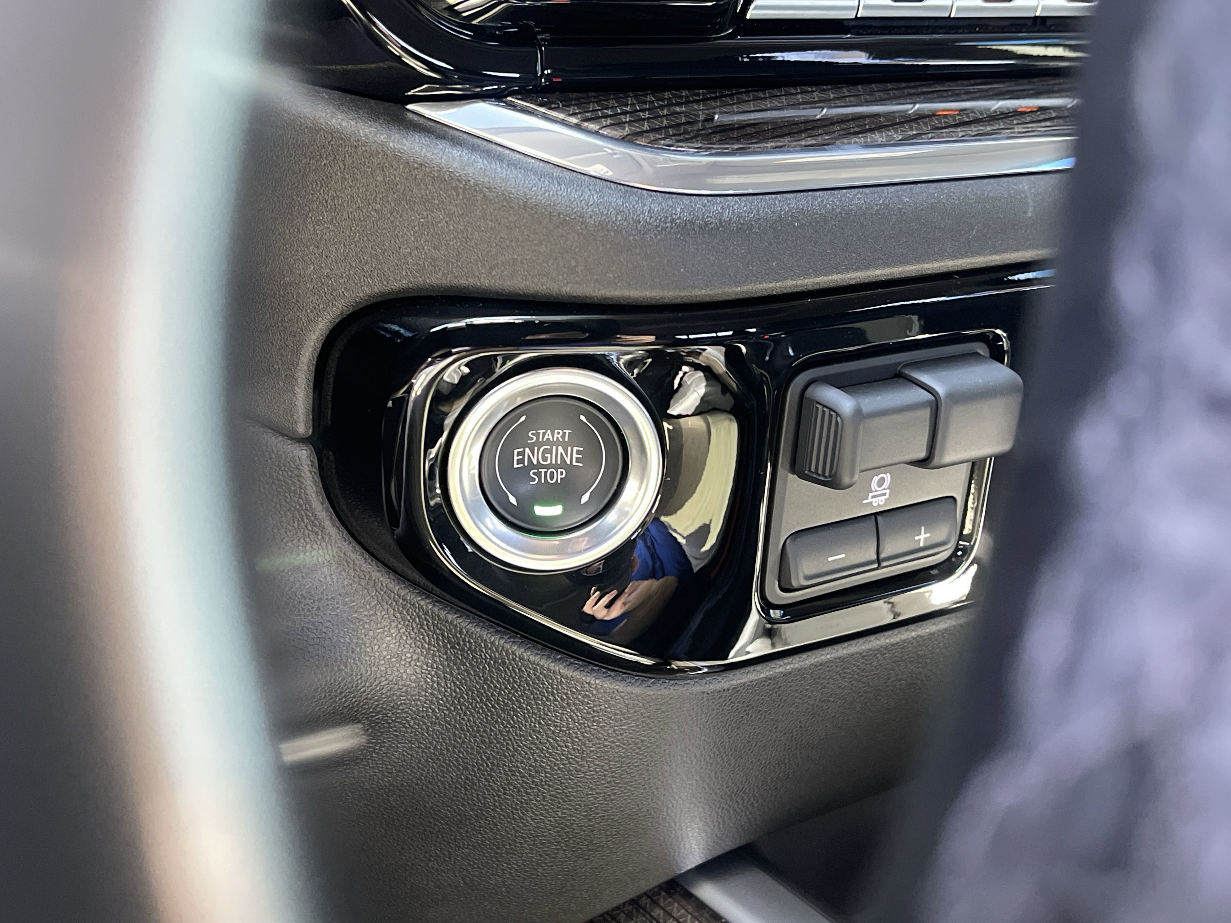 2025 Chevrolet Silverado 1500 RST photo 4