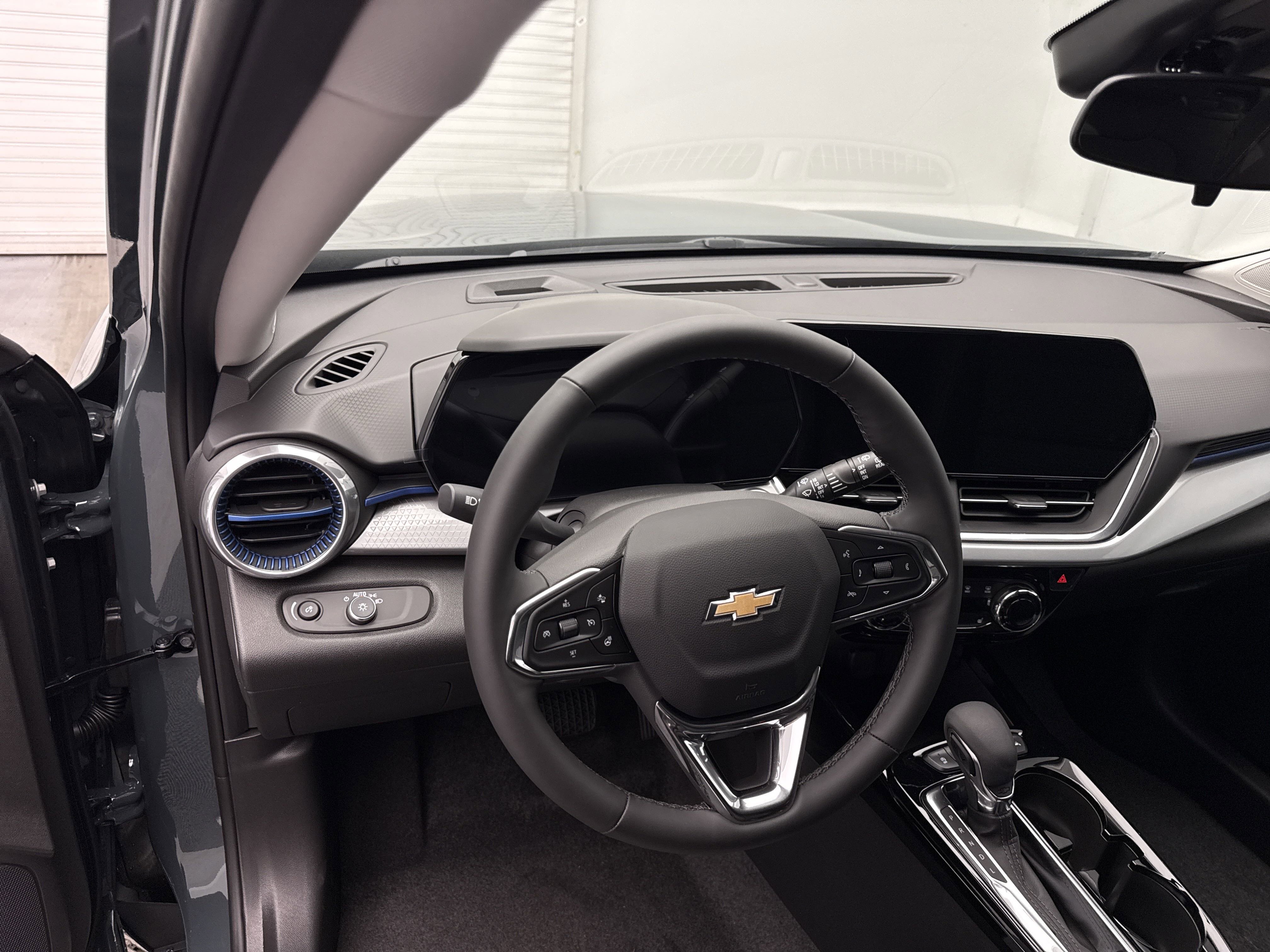 2025 Chevrolet Trax LT photo 17