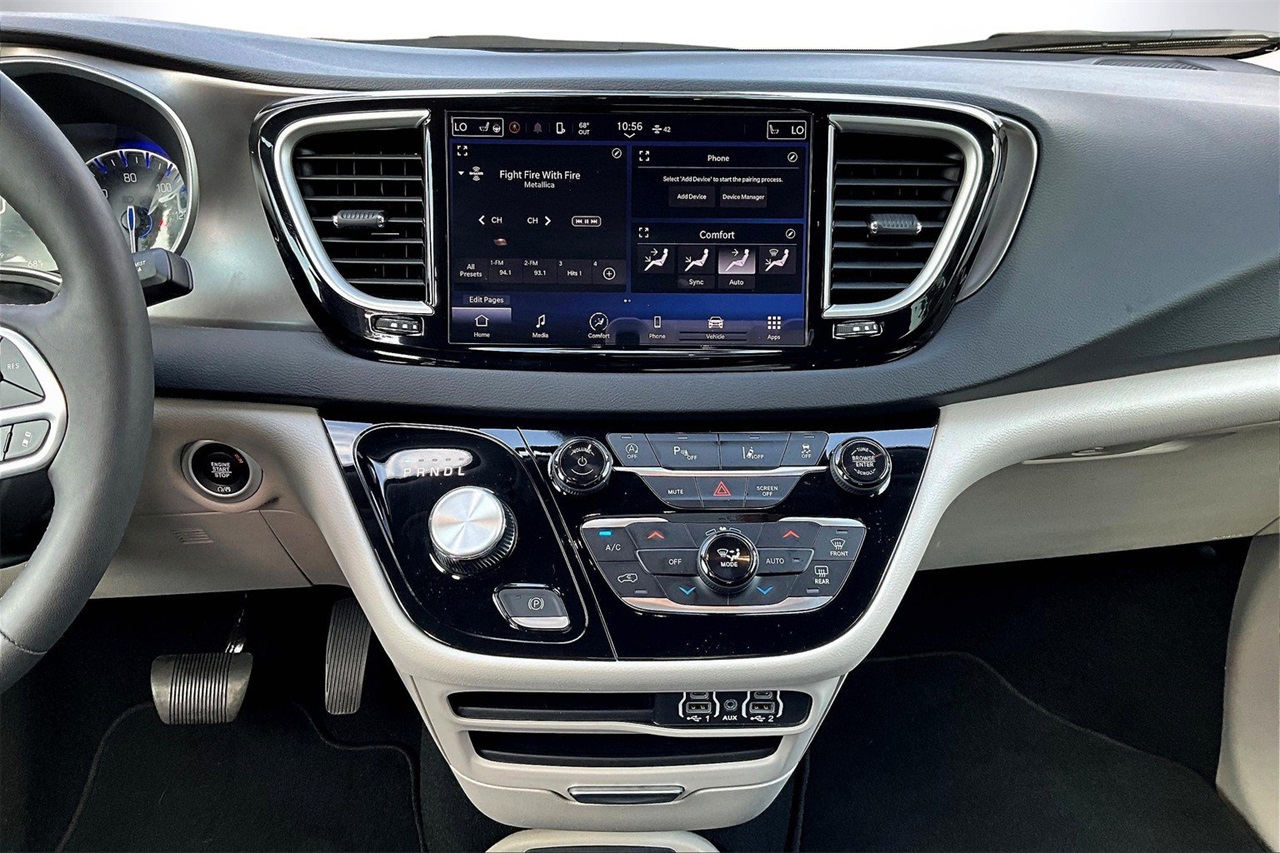 2024 Chrysler Pacifica Touring L photo 11