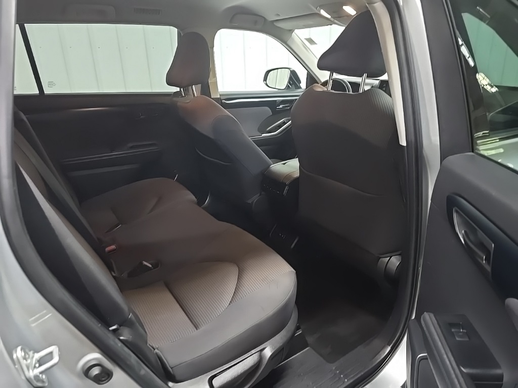 2022 Toyota Highlander LE photo 17