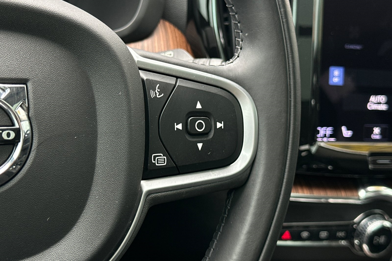 2021 Volvo XC60 T5 Momentum photo 27