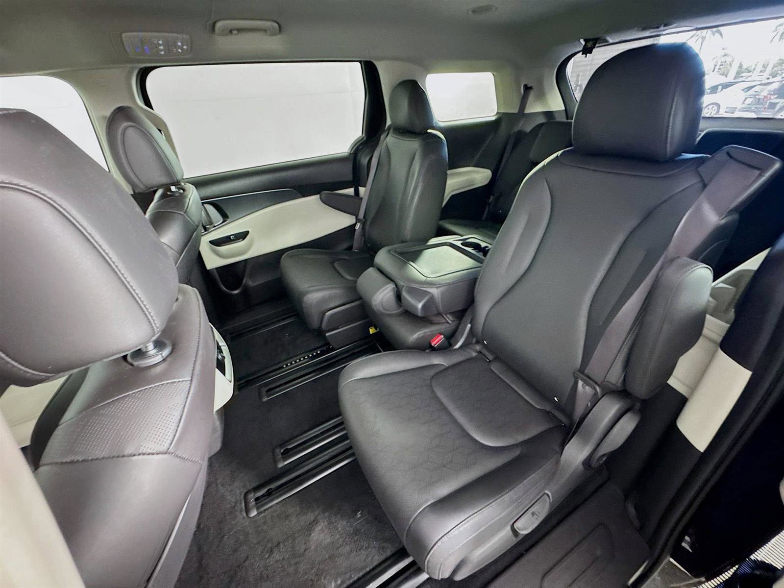 2024 Kia Carnival LX photo 21