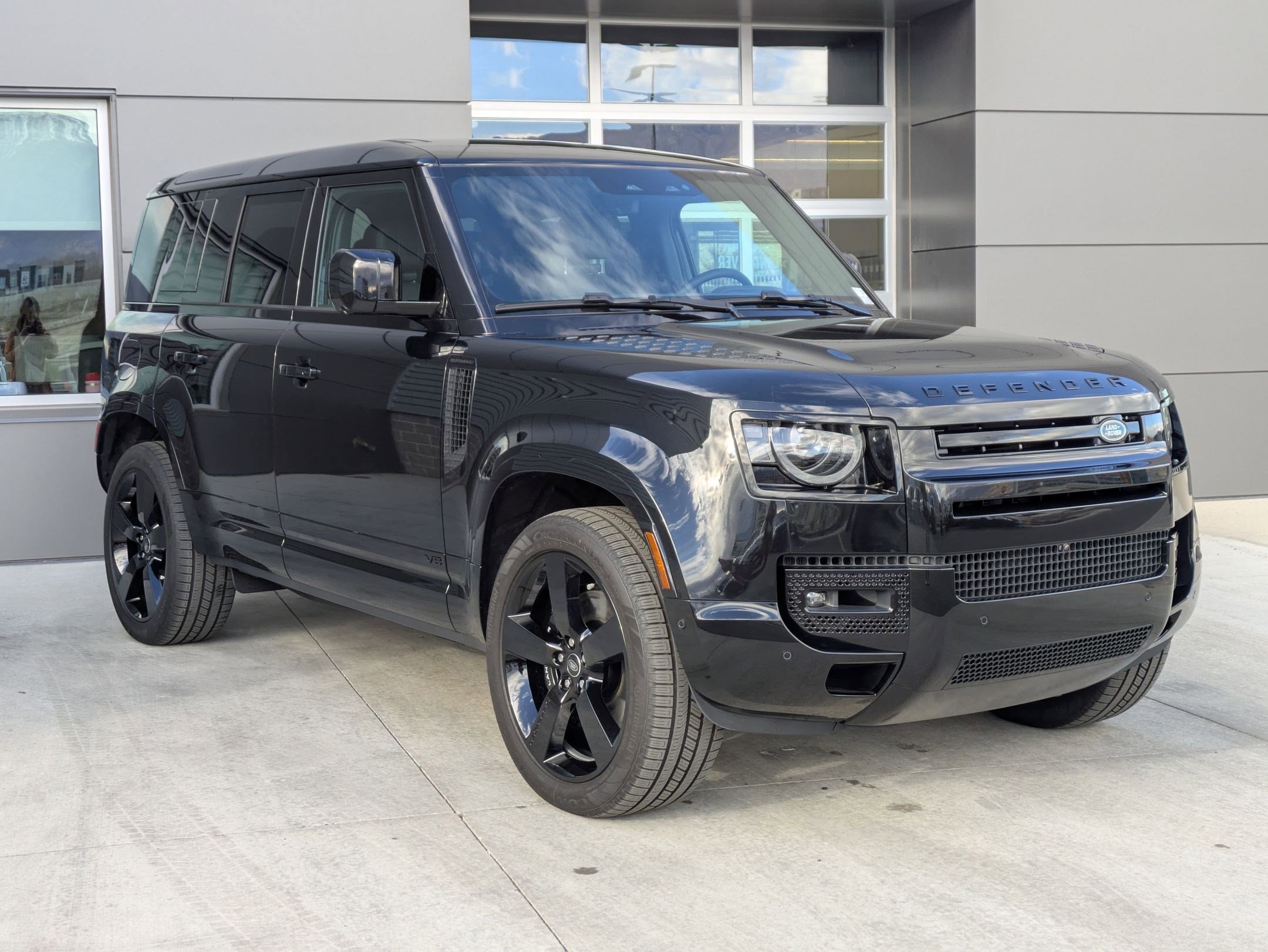 2025 Land Rover Defender 110 V8 photo 3