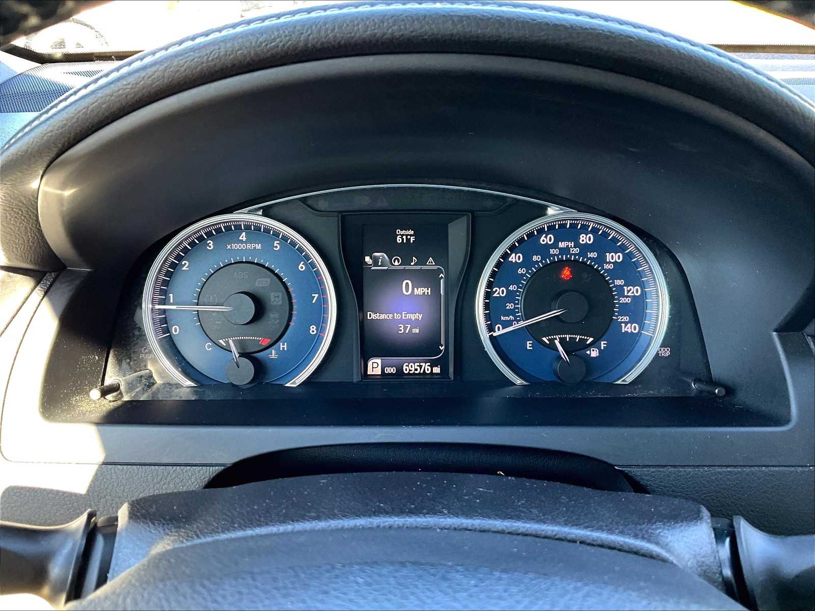 2016 Toyota Camry XLE photo 25