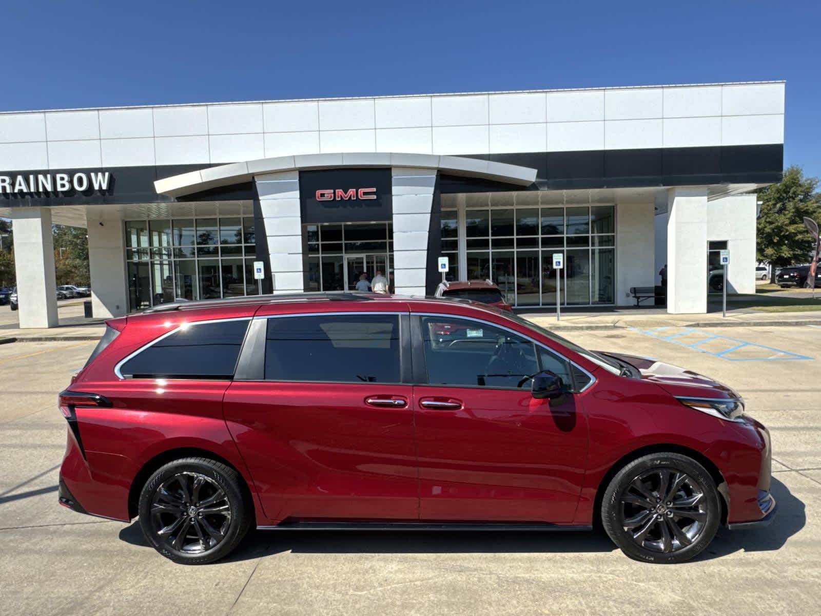 2022 Toyota Sienna XSE's photo