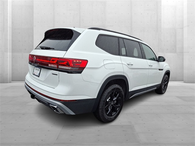 2025 Volkswagen Atlas Peak Edition SE photo 3