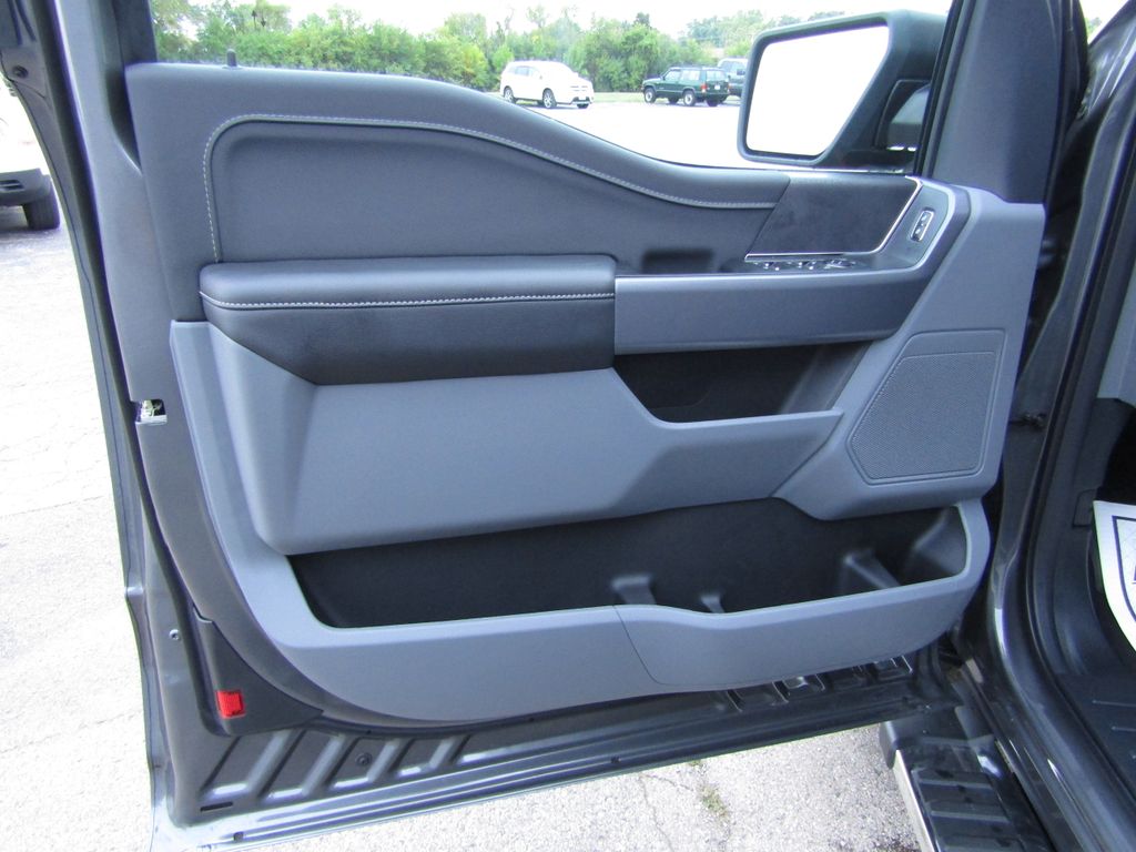 2025 Ford F-150 XLT photo 11