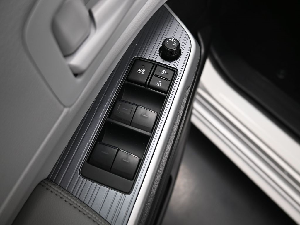 2025 Toyota Sienna LE photo 12