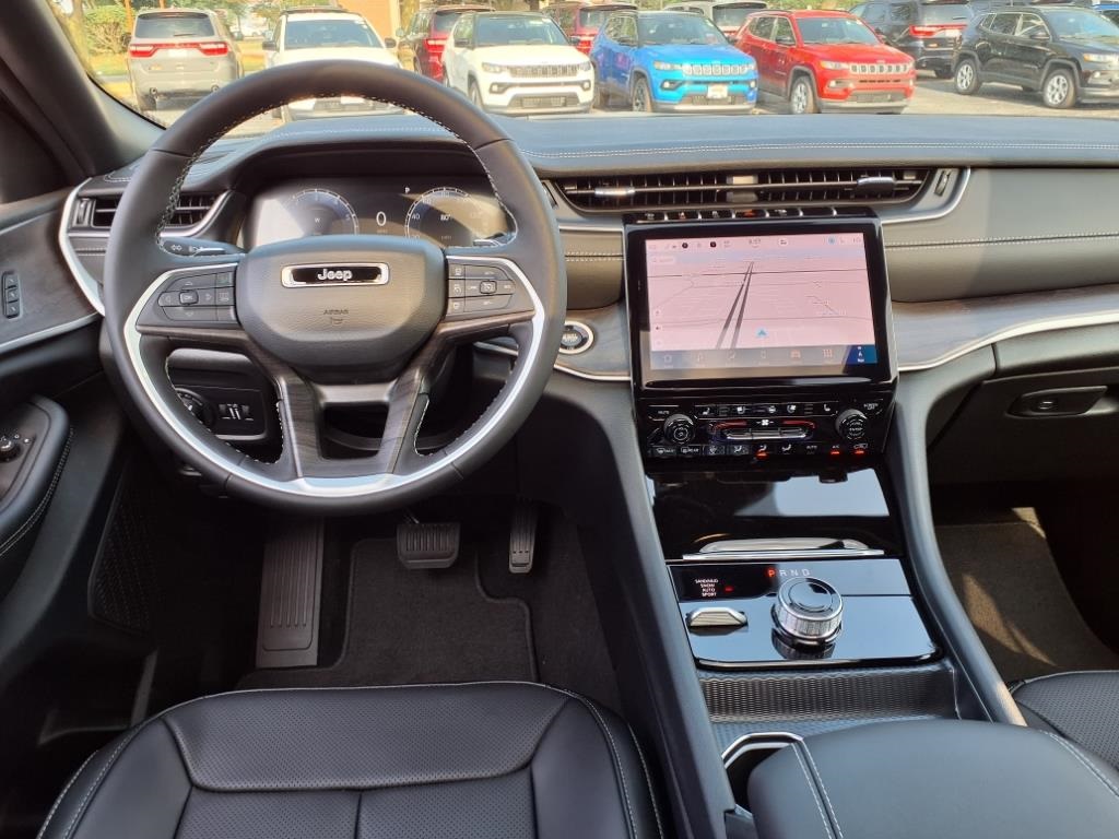 2025 Jeep Grand Cherokee Limited photo 12