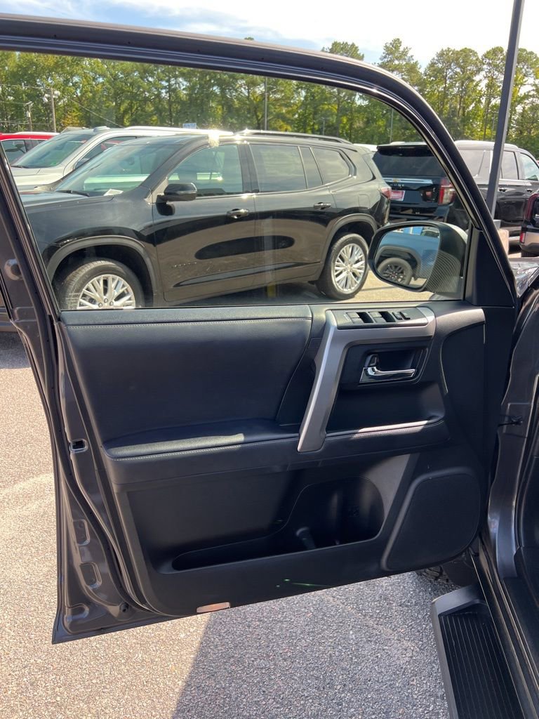 2022 Toyota 4Runner SR5 photo 8