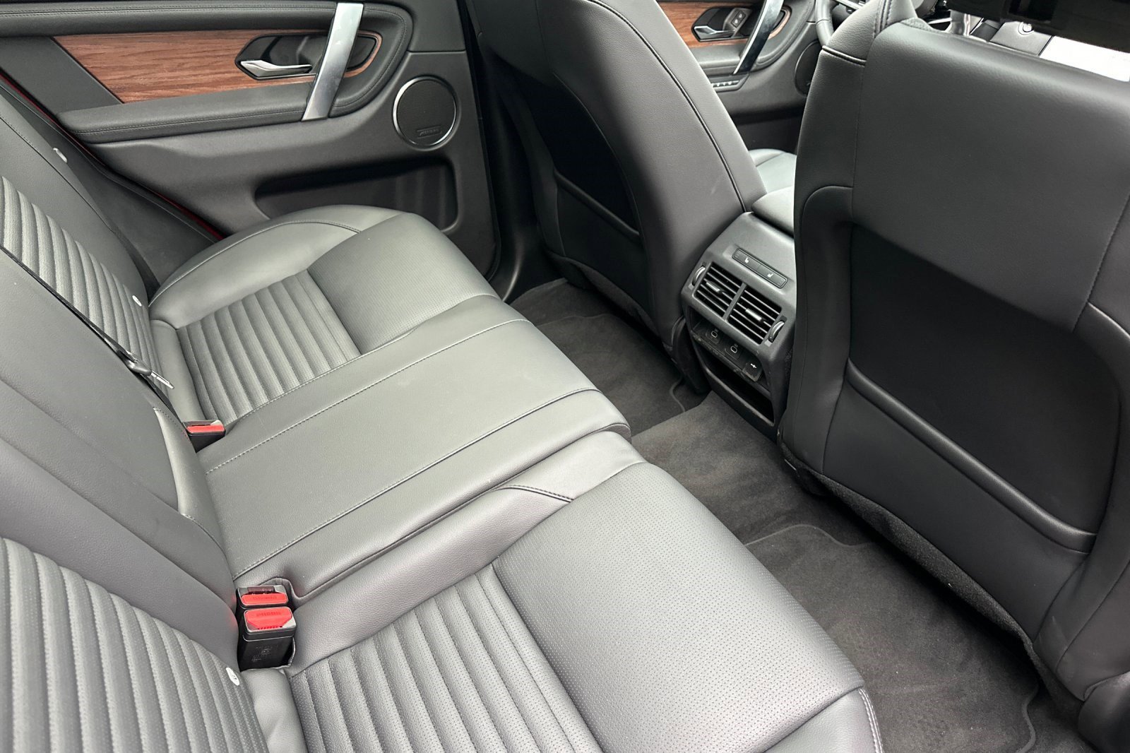2024 Land Rover Discovery Sport S photo 26